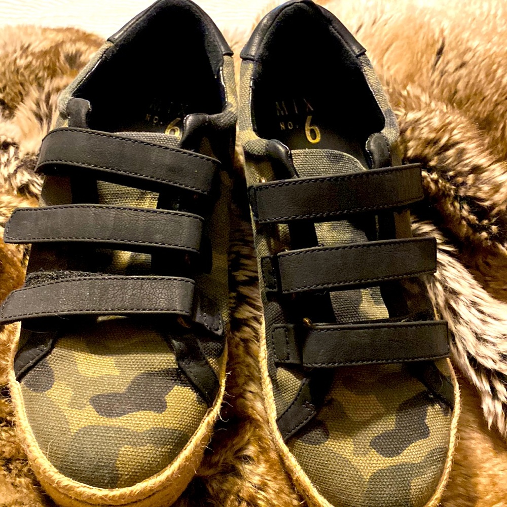 Womens size 7 1/2 Mix No 6 canvas shoe.